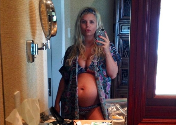 Jessica Simpson tweets photo of her baby bump