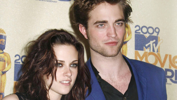 Kristen Stewart and Robert Pattinson
2009 MTV Movie Awards held at the Gibson Amphitheatre - Press Room
Los Angeles, California - 31.05.09
Credit: (Mandatory): Adriana M. Barraza / WENN.com