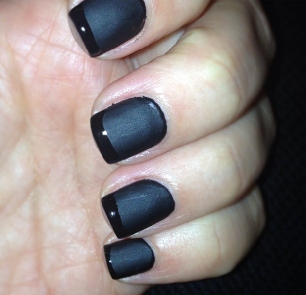 Kim Kardashian, black, reverse French nails, Twitter, 24/01/13