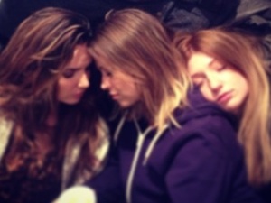 Nicola Roberts tweets a picture of Girls Aloud sleeping durin!   g tour rehearsals