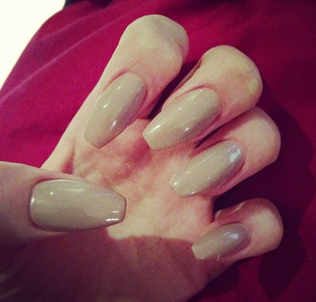 Jessie J shows off her long, nude nails, Twitter/Instagram, 18th April ...