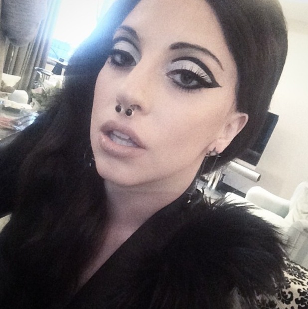 lady-gaga-graphic-liquid-eyeliner-2014.j