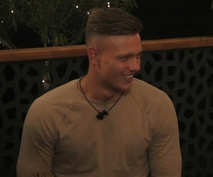 Zara Holland and Alex Bowen date in the hideaway, Love Island
15 June