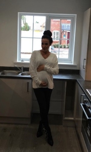 Stephanie Davis poses for new baby bump picture in her new house - 25 July 2016