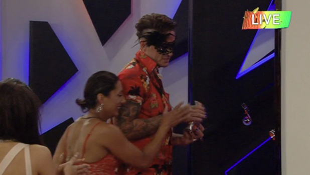 CBB: Saira is handed coffee by Bear after she's evicted
9 August 2016