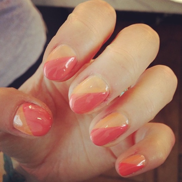 Fearne Cotton diagonal peach coral manicure - Festival nail art ideas ...