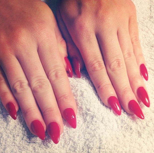 Vicky Pattison goes classic and sexy with a vampish red manicure ...